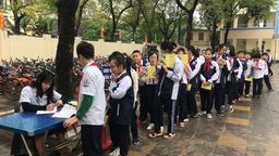 Trường THCS Hoàng Hoa Thám tổ chức khám sức khỏe định kì cho học sinh trong năm học 2020 - 2021