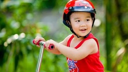 Hãy đội mũ bảo hiểm cho trẻ em!