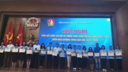 Liên đội và Tổng phụ trách trường THCS Hoàng Hoa Thám vinh dự nhận giấy khen tại Hội nghị tổng kết công tác Đội