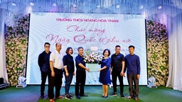 ẤM ÁP NGÀY 8-3 DƯỚI MÁI TRƯỜNG THCS HOÀNG HOA THÁM