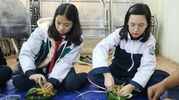 Các con học sinh nô nức trổ tài gói bánh chưng ngày Tết