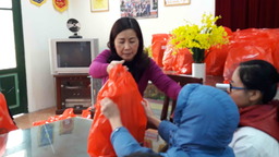 Tặng quà cho các học sinh có hoàn cảnh khó khăn nhân dịp Tết Nguyên đán Đinh Dậu.