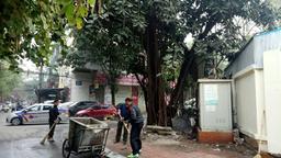 Tích cực tham gia tổng vệ sinh môi trường cùng với địa phương