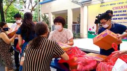 Phường Vĩnh Phúc, quận Ba Đình trao quà cho các hộ nghèo