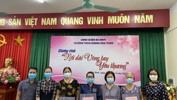 “Sóng và máy tính cho em”  - “Nối dài  vòng tay yêu thương” - chương trình chạm đến trái tim của nhiều thầy cô giáo, cán bộ nhân viên và các bậc phụ huynh, các em học sinh ở ngôi trường THCS Hoàng Hoa Thám