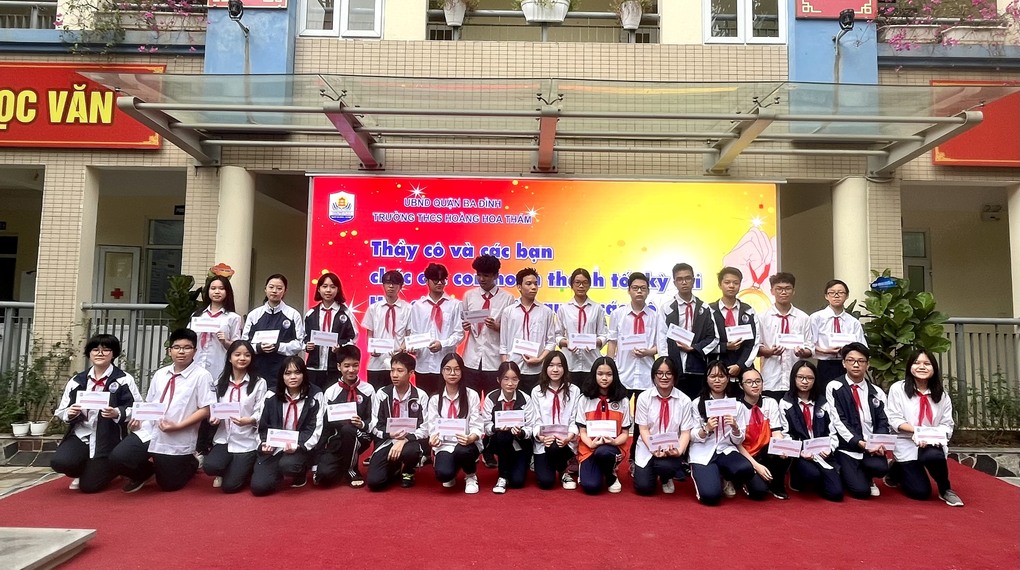 Đội tuyển thi học sinh giỏi trường THCS Hoàng Hoa Thám trong buổi gặp mặt tại sân trường với khí thế quyết tâm cho mùa trái ngọt cùng lời hứa hoàn thành tốt kỳ thi học sinh giỏi cấp Quận các môn văn hoá – khoa học lớp 9.