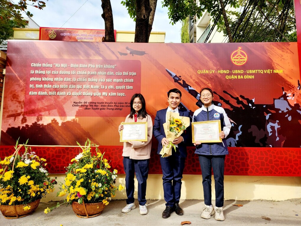 Thầy trò trường THCS Hoàng Hoa Thám tham dự khai mạc triển lãm 50 năm chiến thắng “Hà Nội – Điện Biên Phủ trên không” - “Quận Ba Đình viết tiếp trang sử vẻ vang”