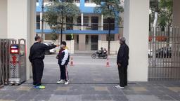 Học sinh Hà Nội làm quen cảnh 'vừa đến trường, lớp báo có F0'