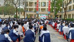 Các con học sinh lớp 6 của trường THCS Hoàng Hoa Thám đến trường trong rộn rã tiếng cười và niền hân hoan trong buổi đầu tiên