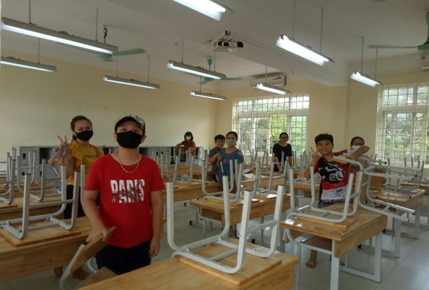 Công tác vệ sinh lớp học chuẩn bị cho năm học mới 2022-2023