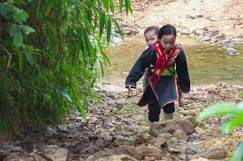 Hành trình chia sẻ yêu thương nâng bước em tới trường