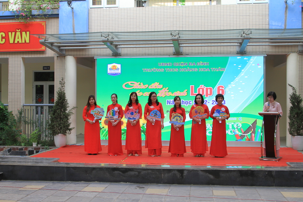 Trường THCS Hoàng Hoa Thám hân hoan chào đón các con học sinh lớp 6 lần đầu đặt chân đến trường Trung học cơ sở.
