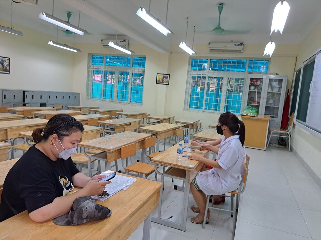 Trường THCS Hoàng Hoa Thám tổ chức tiêm vắc xin phòng Covid-19 cho học sinh