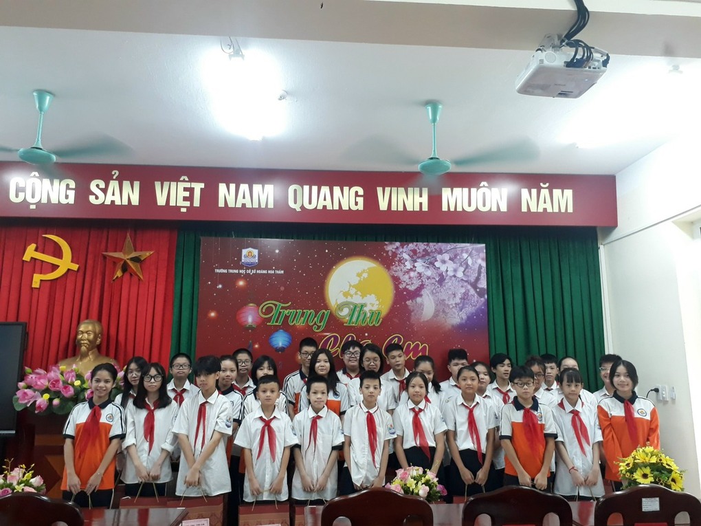 Trung thu cho em tại ngôi trường THCS Hoàng Hoa Thám thân yêu!