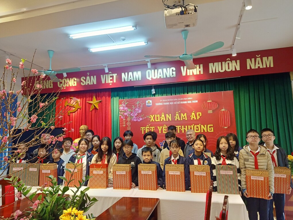 Xuân ấm áp – Tết yêu thương tại ngôi trường THCS Hoàng Hoa Thám, mang niềm vui đến các con học sinh có hoàn cảnh đặc biệt