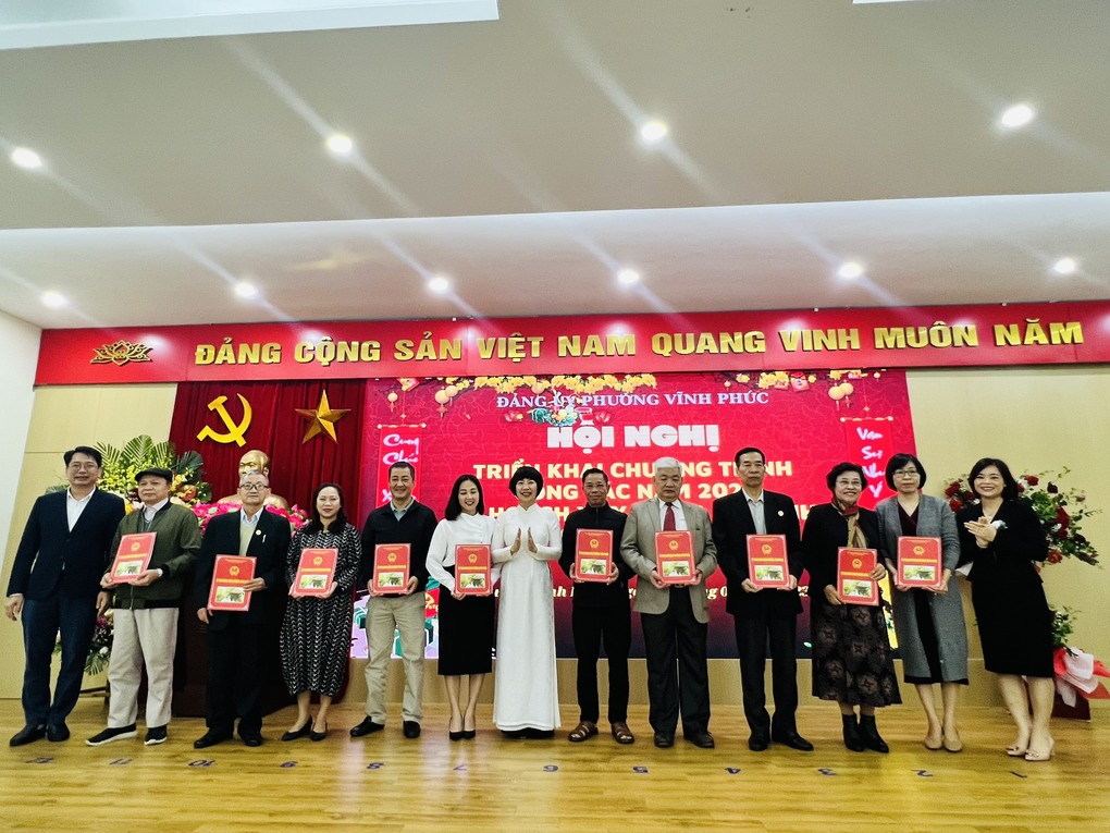 Trường THCS Hoàng Hoa Thám tham dự Hội nghị triển khai chương trình công tác năm 2023 - Kế hoạch xây dựng mô hình “Chi bộ 4 tốt” tại Đảng uỷ phường Vĩnh Phúc.