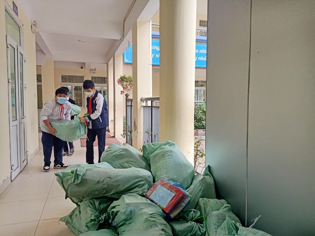 Học sinh trường THCS Hoàng Hoa Thám nô nức thu gom giấy vụn, hưởng ứng phong trào Kế hoạch nhỏ.