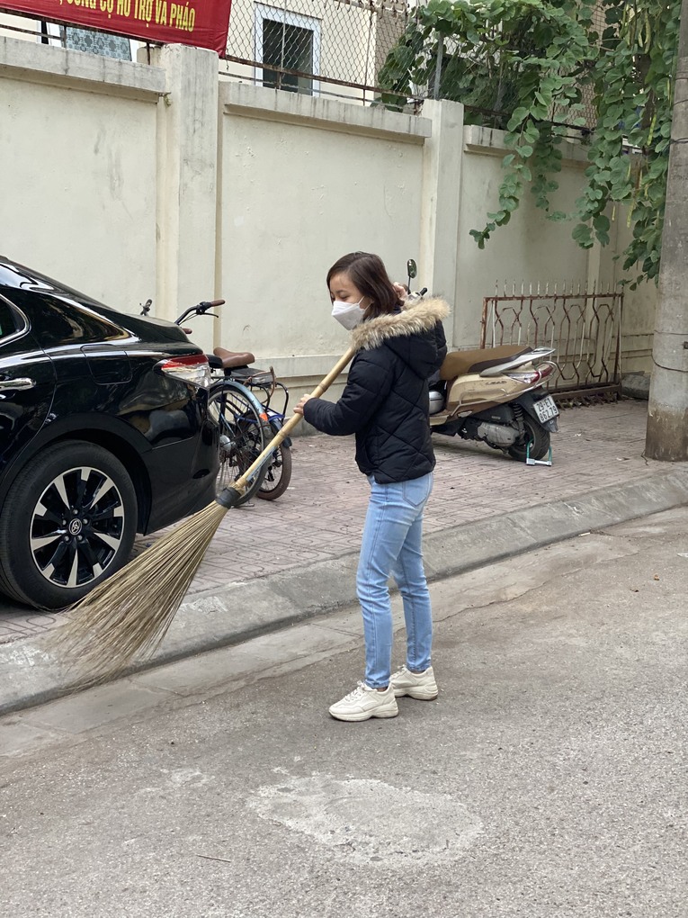 Thầy và trò nhà trường tham gia tổng vệ sinh môi trường cùng phường Vĩnh Phúc