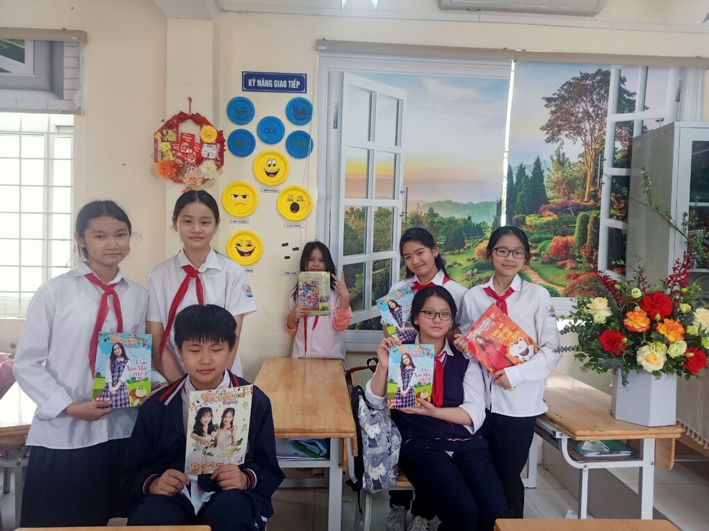 Học sinh trường THCS Hoàng Hoa Thám đọc và làm theo báo Đội: “Thắp sáng đam mê”