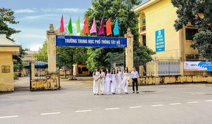 Hà Nội tuyển sinh vào lớp 10 công lập tỉ lệ 44/100, cạnh tranh khốc liệt