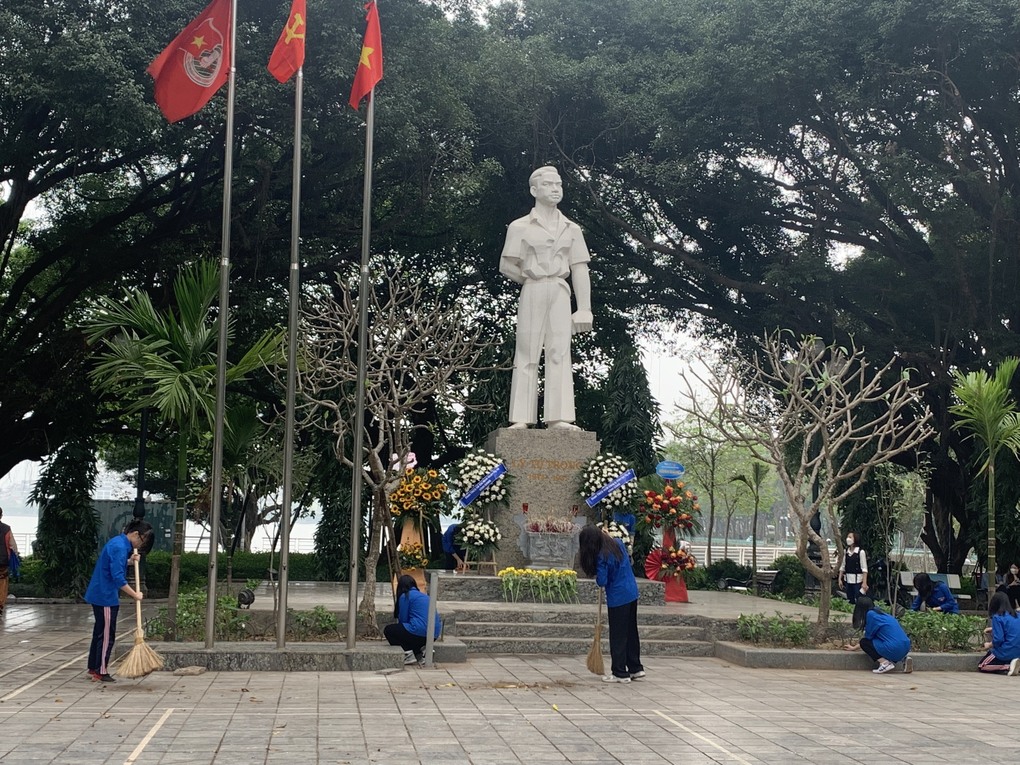 Đoàn viên chi đoàn trường THCS Hoàng Hoa Thám hưởng ứng phong trào “Ngày thứ Bảy xanh” dọn vệ sinh môi trường và vệ sinh lớp học trường học xanh sạch đẹp văn minh