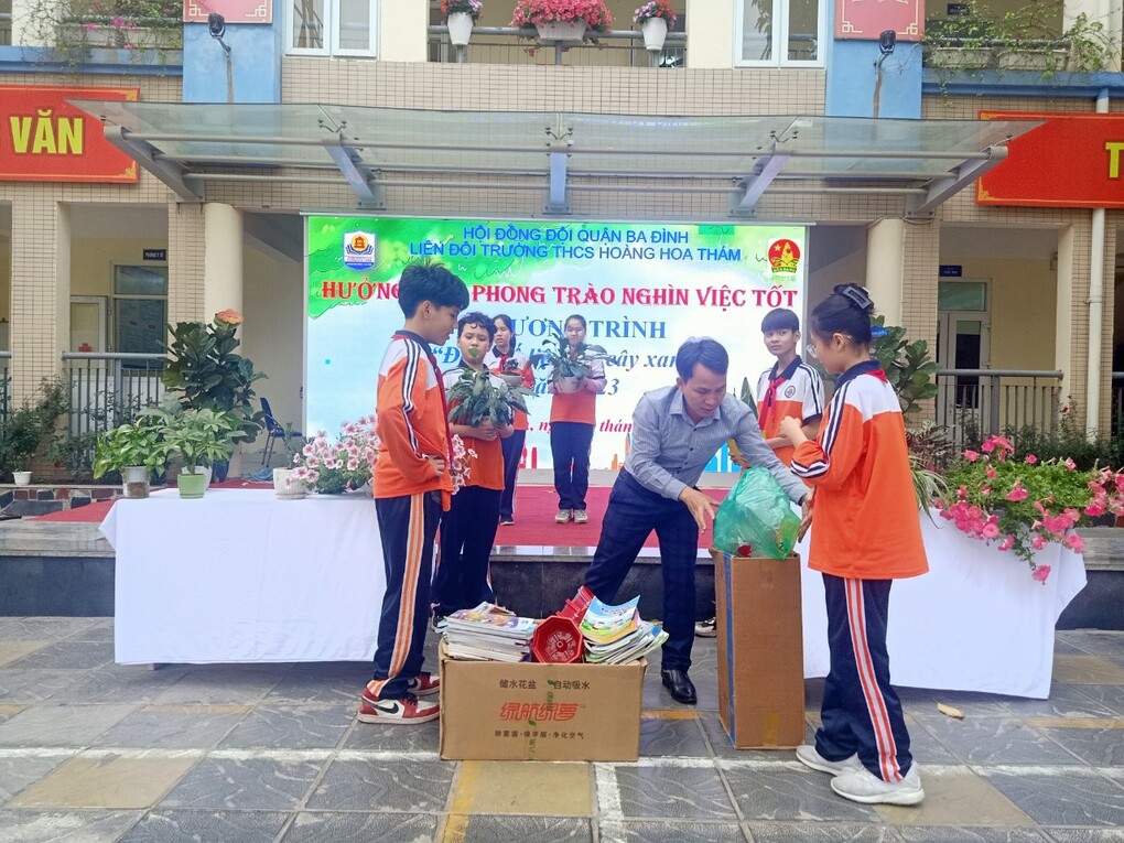 Học sinh trường THCS Hoàng Hoa Thám hưởng ứng phong trào nghìn việc tốt gắn với chương trình đổi phế liệu lấy cây xanh việc làm nhỏ ý nghĩa lớn