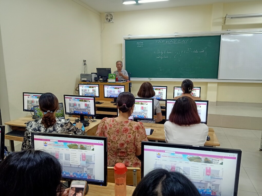 Trường THCS Hoàng Hoa Thám tổ chức tập huấn công nghệ thông tin cho cán bộ, giáo viên, nhân viên nhà trường