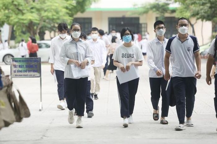 Học sinh Hà Nội nộp đơn đăng ký dự tuyển vào lớp 10 ngoài công lập từ ngày 20/4