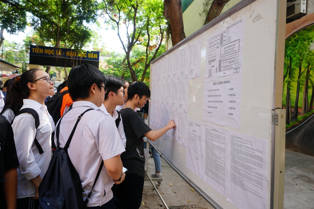 Ngày 24-4, học sinh nộp phiếu đăng ký dự tuyển vào lớp 10