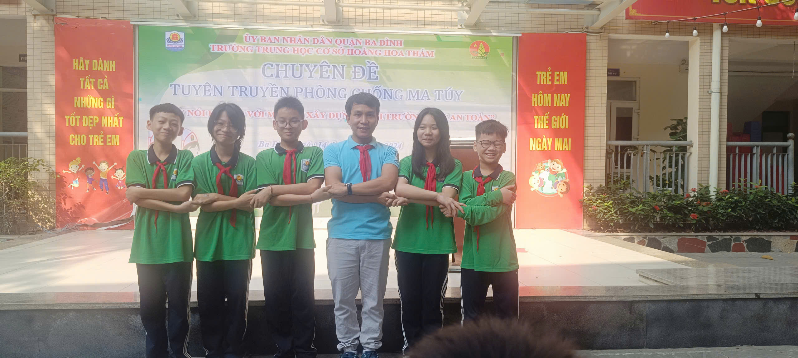 Liên đội trường THCS Hoàng Hoa Thám  Tuyên truyền phòng chống ma túy lan tỏa thông điệp: “Nói không với ma túy xây dựng ngôi trường AN TOÀN- HẠNH PHÚC”