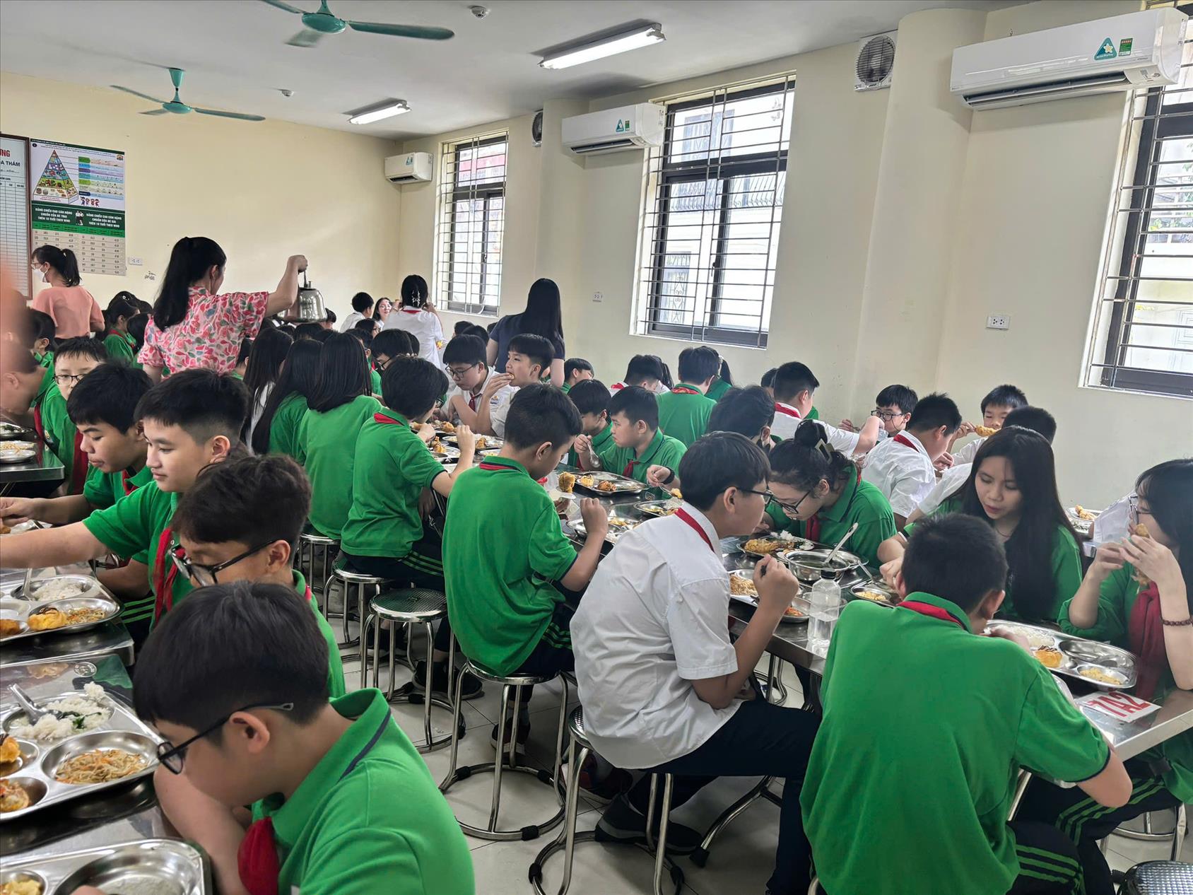 Trường THCS Hoàng Hoa Thám thực hiện An toàn thực phẩm trong trường học:                 Nền tảng cho sức khỏe và sự phát triển toàn diện của học sinh