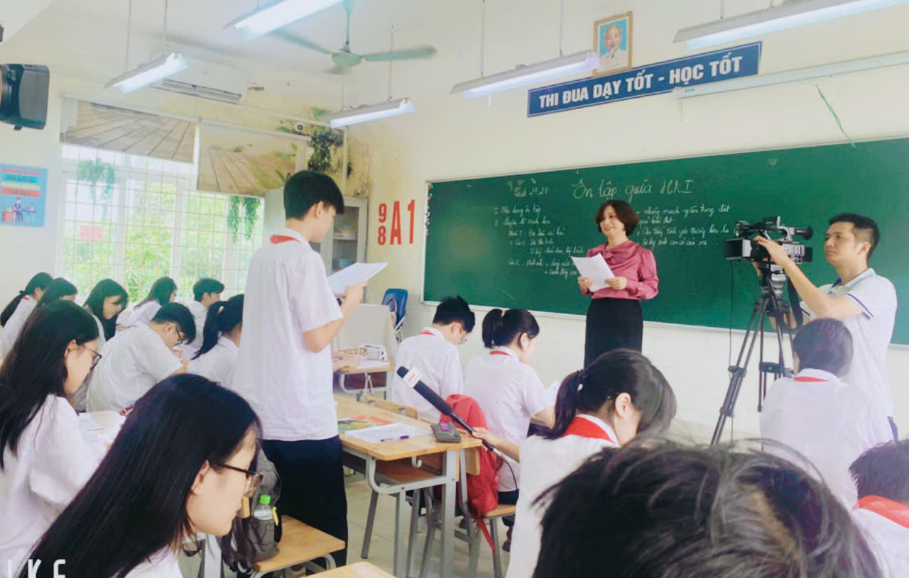 Đài truyền hình đưa tin hoạt động chuyên môn hướng dẫn học sinh ôn tập thi vào 10 theo cấu trúc đề minh họa của Sở GD & ĐT Hà Nội ở bộ môn Ngữ văn.