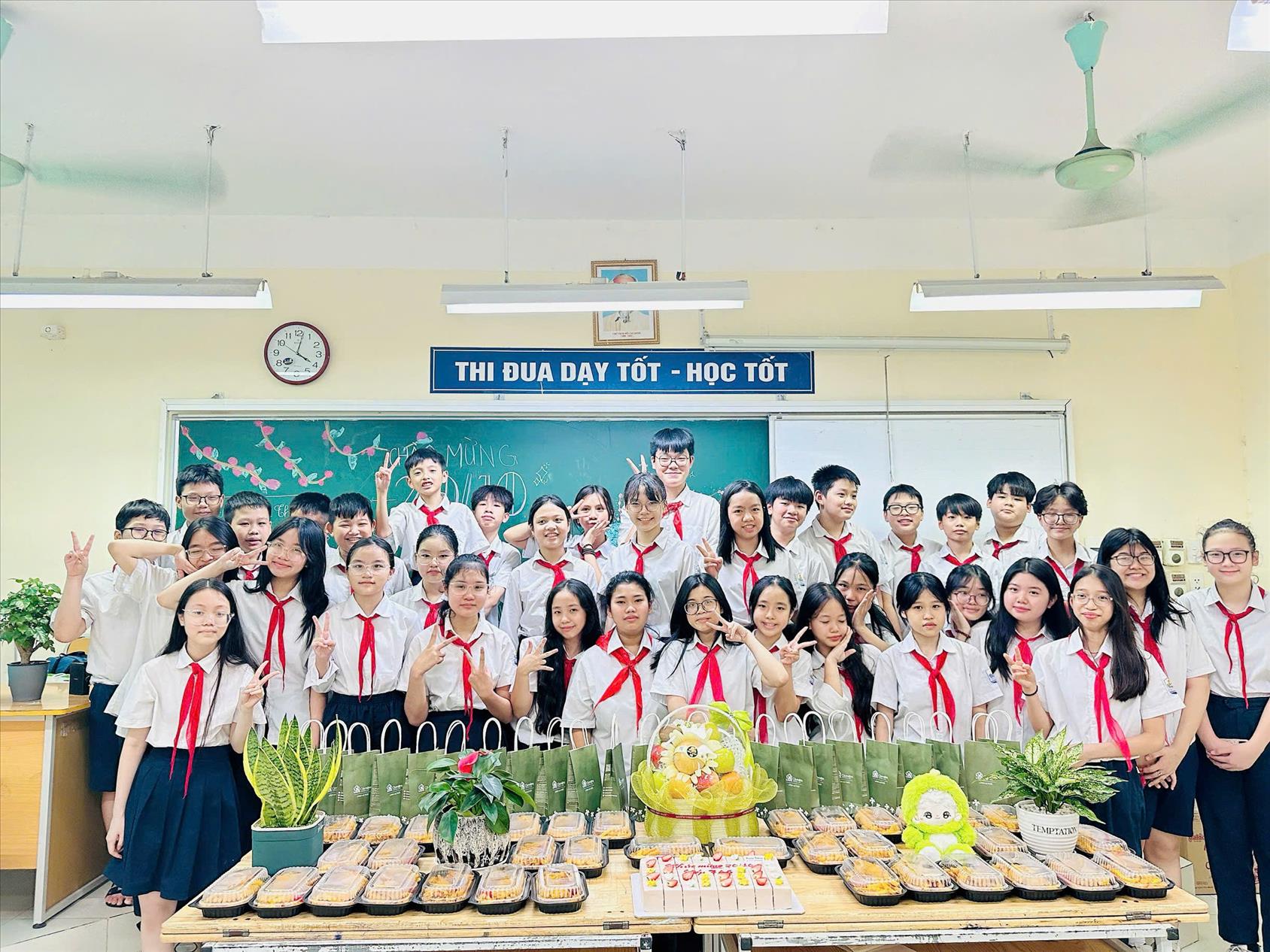Buổi liên hoan, gặp mặt chào mừng ngày Phụ nữ Việt Nam 20/10 - Ngày của một nửa thế giới nhỏ 7A6