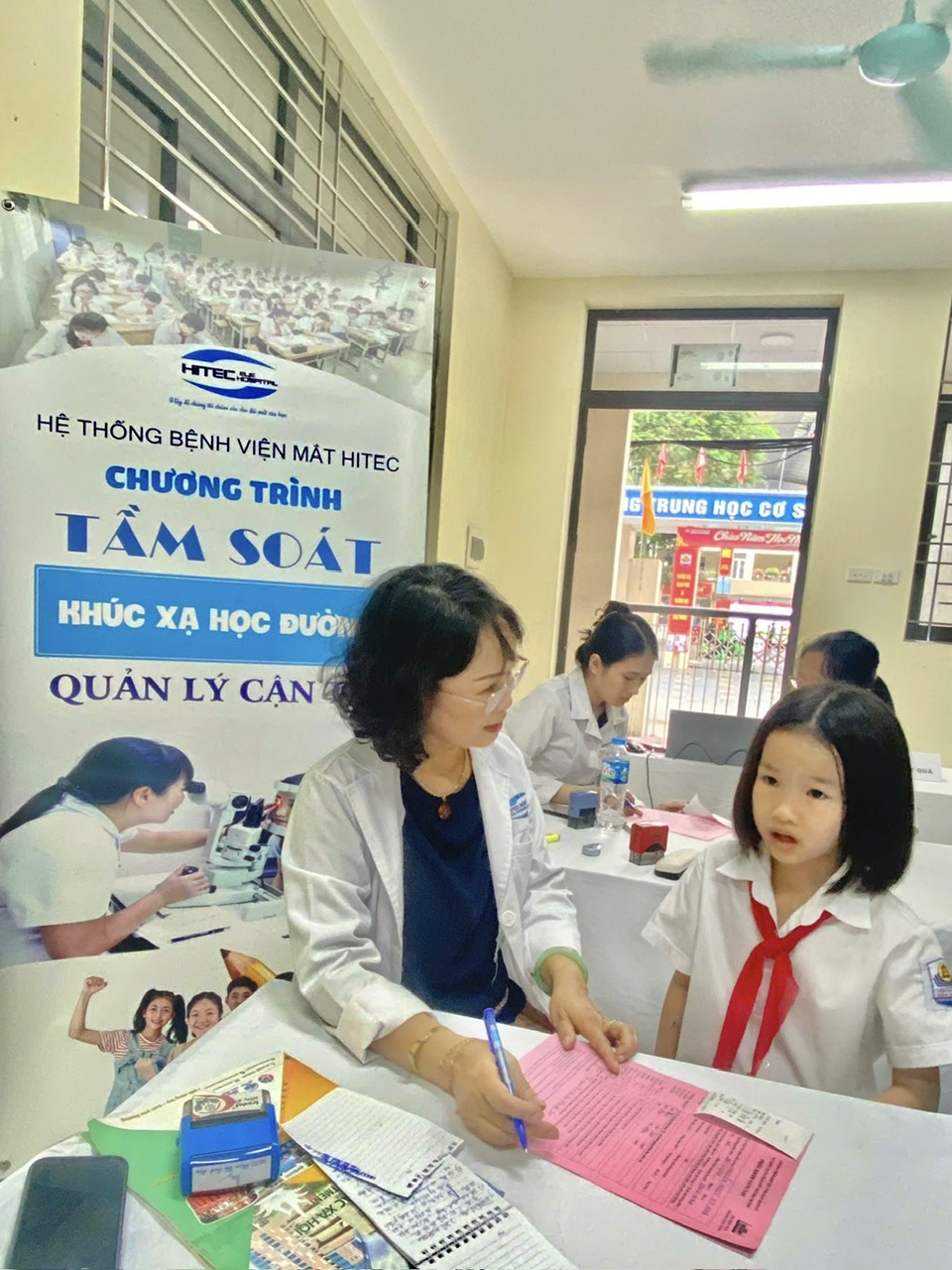 Khám mắt học đường: “Đôi mắt sáng- Rạng tương lai”