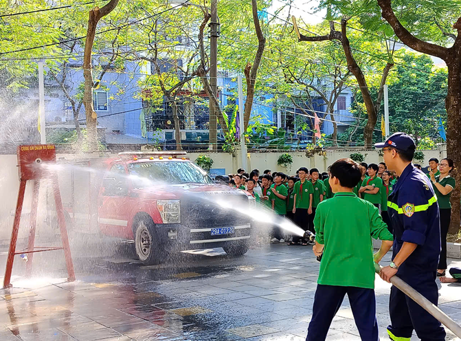 Đẩy mạnh công tác tuyên truyền, trải nghiệm thực hành chữa cháy và cứu nạn, cứu hộ cho học sinh trường THCS Hoàng Hoa Thám.
