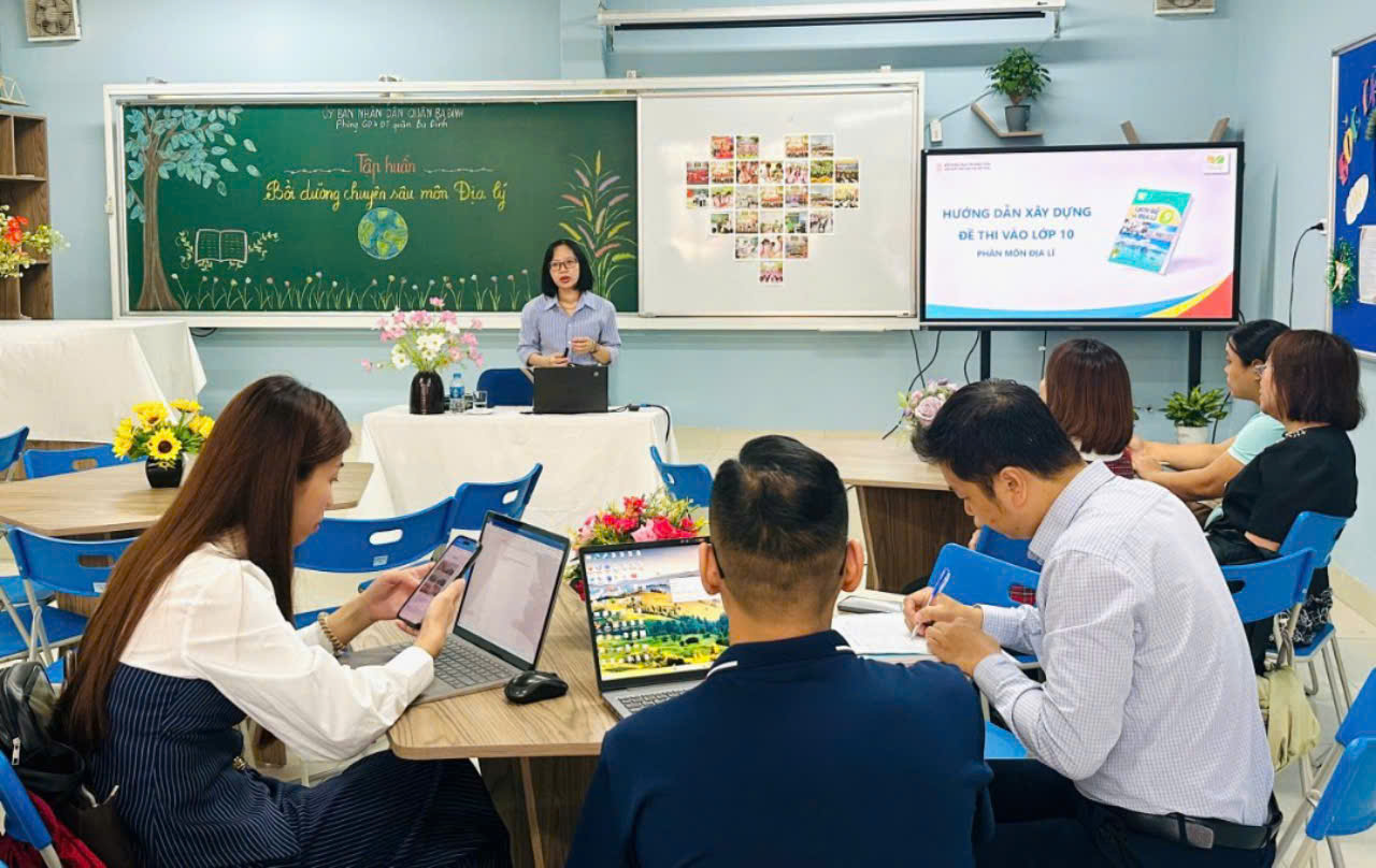 Nhóm giáo viên Địa lí trường THCS Hoàng Hoa Thám tích cực tham gia chuyên đề bồi dưỡng về lý luận và phương pháp dạy học tích cực; xây dựng đề kiểm tra hướng đến kỳ thi vào lớp 10.