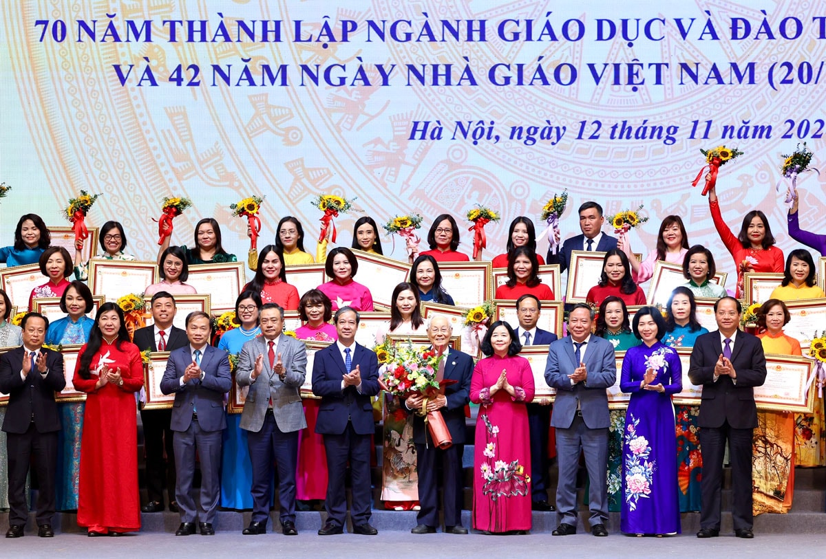 Ngành Giáo dục và Đào tạo Hà Nội kỷ niệm 70 năm thành lập, đón nhận Huân chương Lao động hạng Nhất