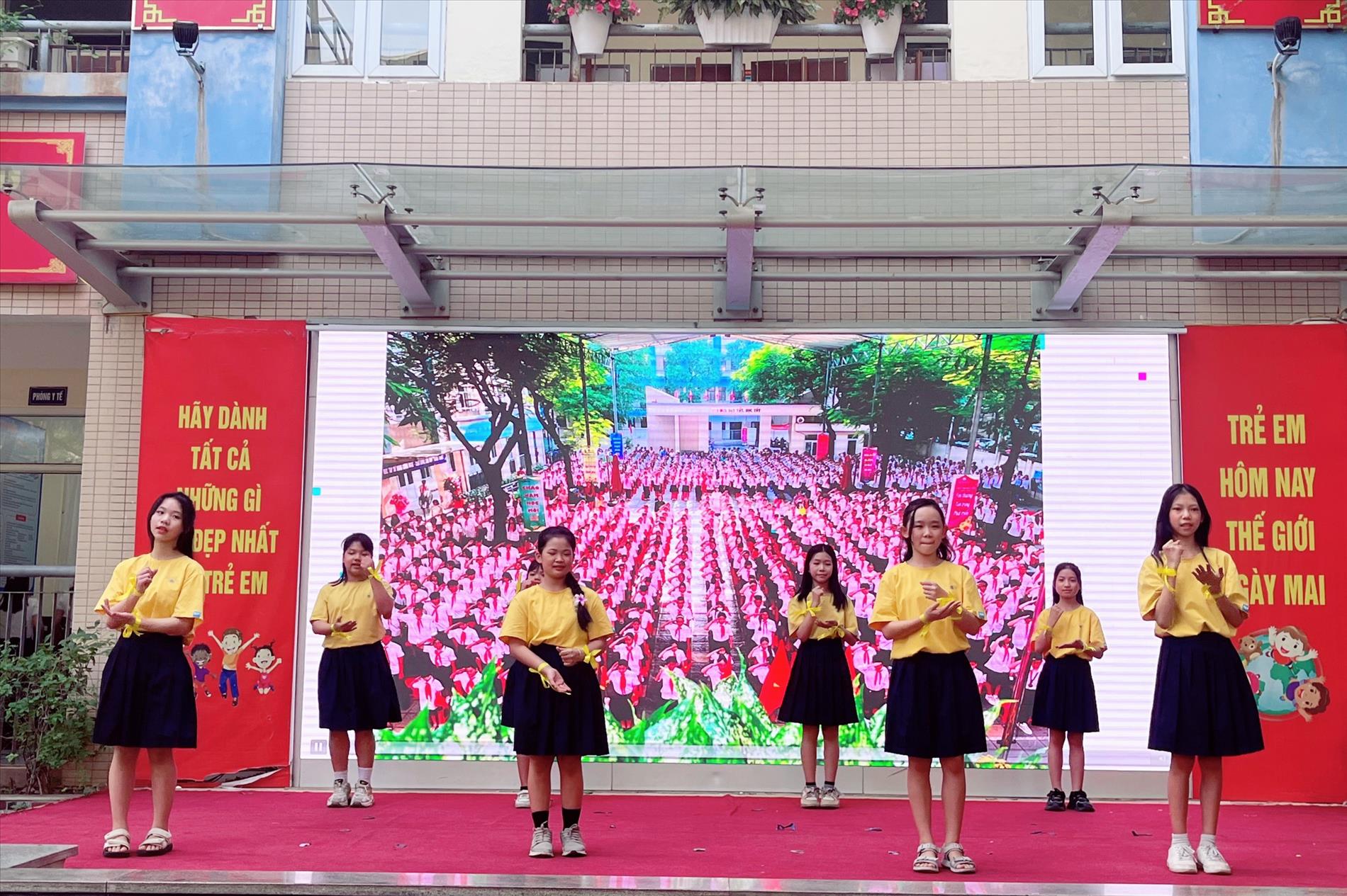 Tiết mục văn nghệ chào mừng 20.11.2024 của tập thể lớp 6A4