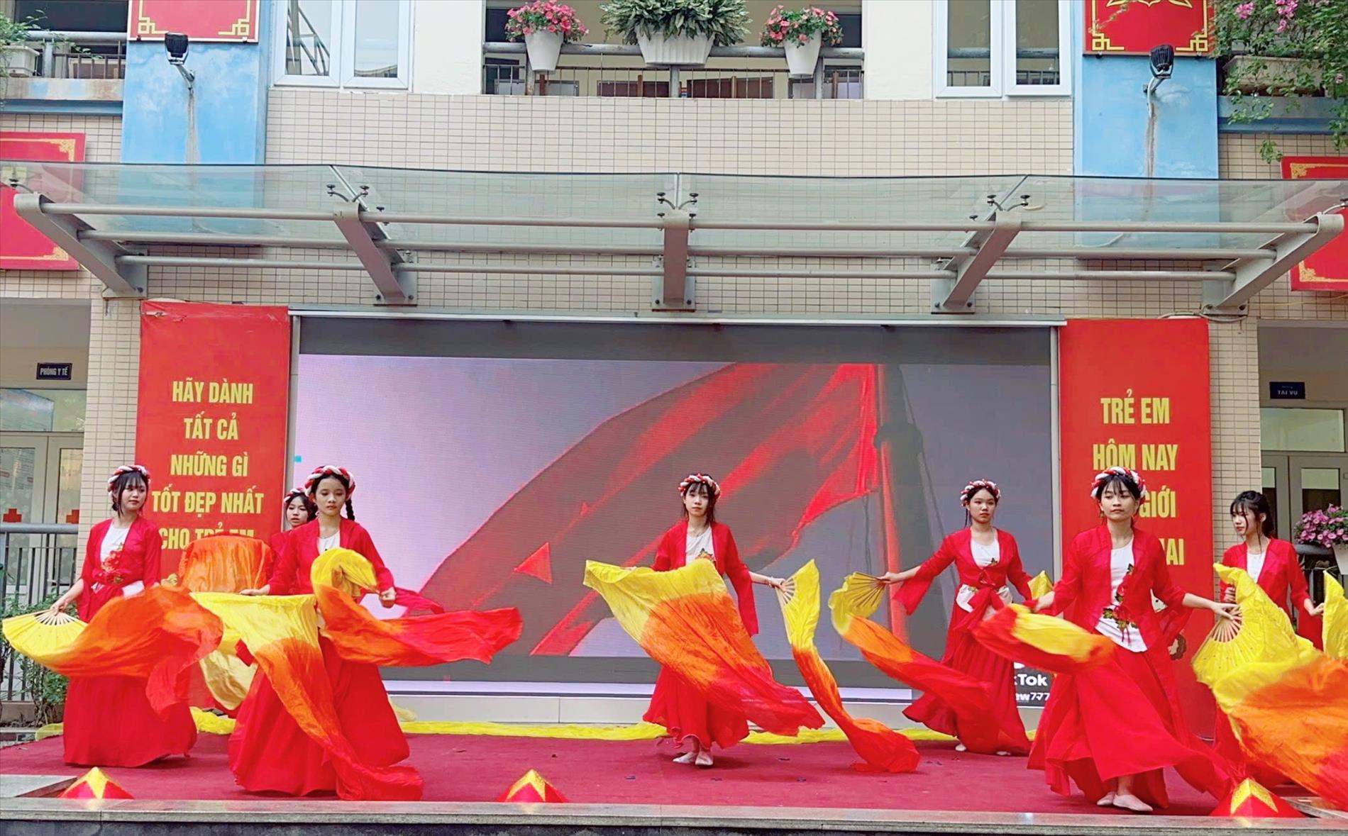Tiết mục văn nghệ chào mừng 20.11.2024 của tập thể lớp 8A2