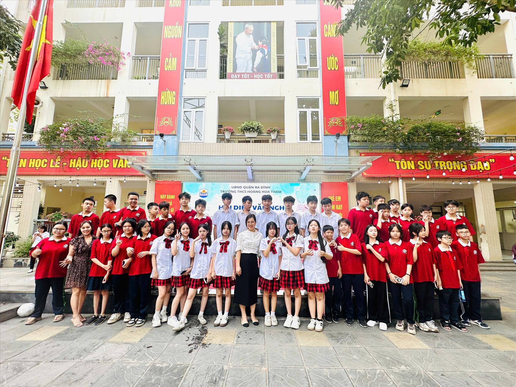 Tiết mục văn nghệ chào mừng 20.11 của tập thể lớp 8A5