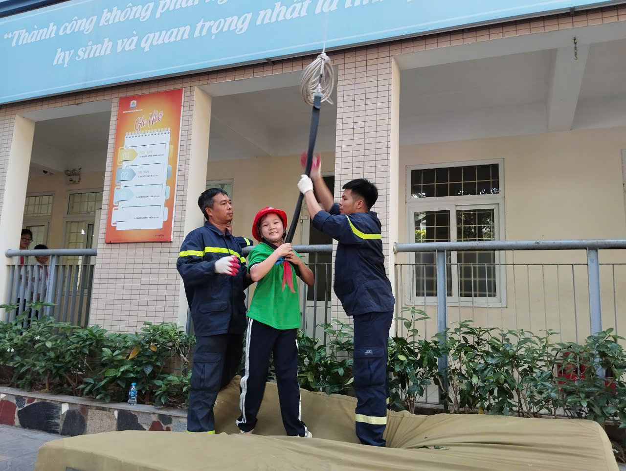 Hoạt động trải nghiệm ý nghĩa và thiết thực của tập thể lớp 6A1 trang bị kiến thức và kỹ năng thoát hiểm khi xẩy ra hỏa hoạn