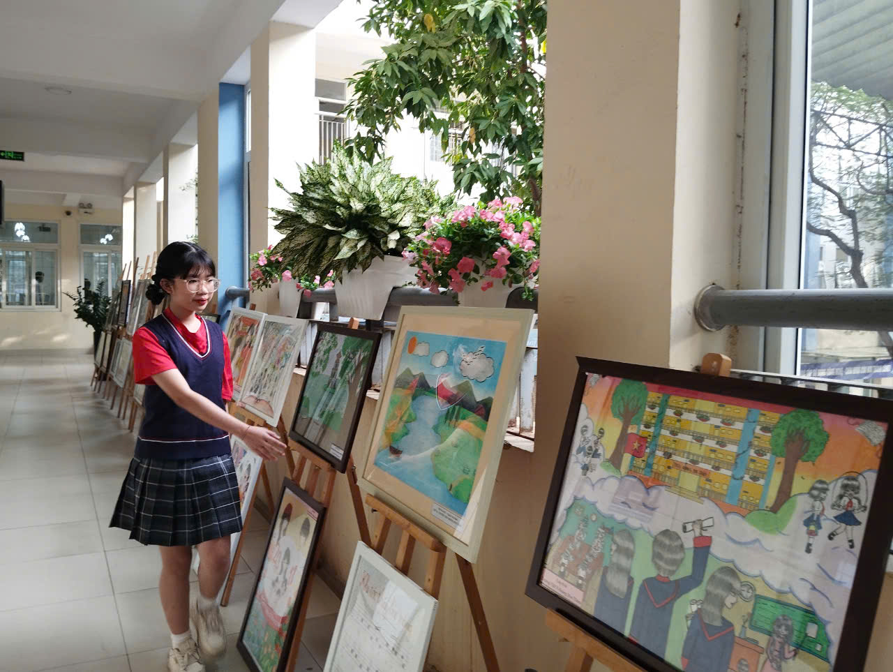Liên đội trường THCS Hoàng Hoa Thám sôi nổi trong các hoạt động vẽ tranh chào mừng ngày Nhà giáo Việt Nam 20/11