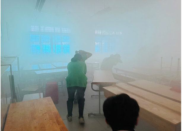 Học sinh lớp 7A3 học kỹ năng sinh tồn qua trải nghiệm thực hành chữa cháy và cứu nạn