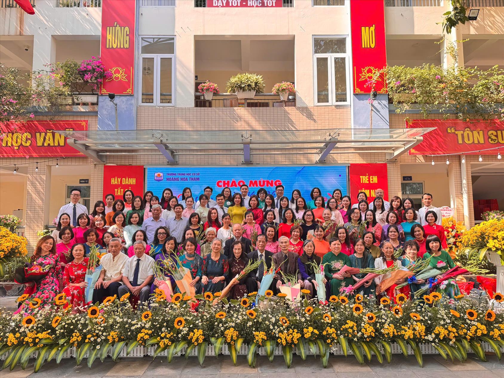 Gặp mặt, giao lưu các thế cựu giáo chức với cán bộ giáo viên nhân viên đương chức của trường THCS Hoàng Hoa Thám