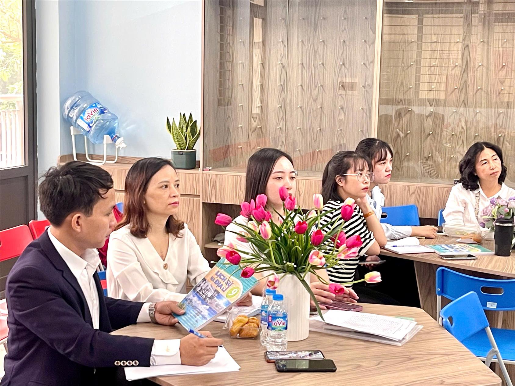 Nhóm giáo viên giảng dạy phân môn Lịch sử trường THCS Hoàng Hoa Thám tích cực tham gia chuyên đề bồi dưỡng lý luận và phương pháp dạy học tích cực; xây dựng đề kiểm tra hướng đến kỳ thi vào lớp 10