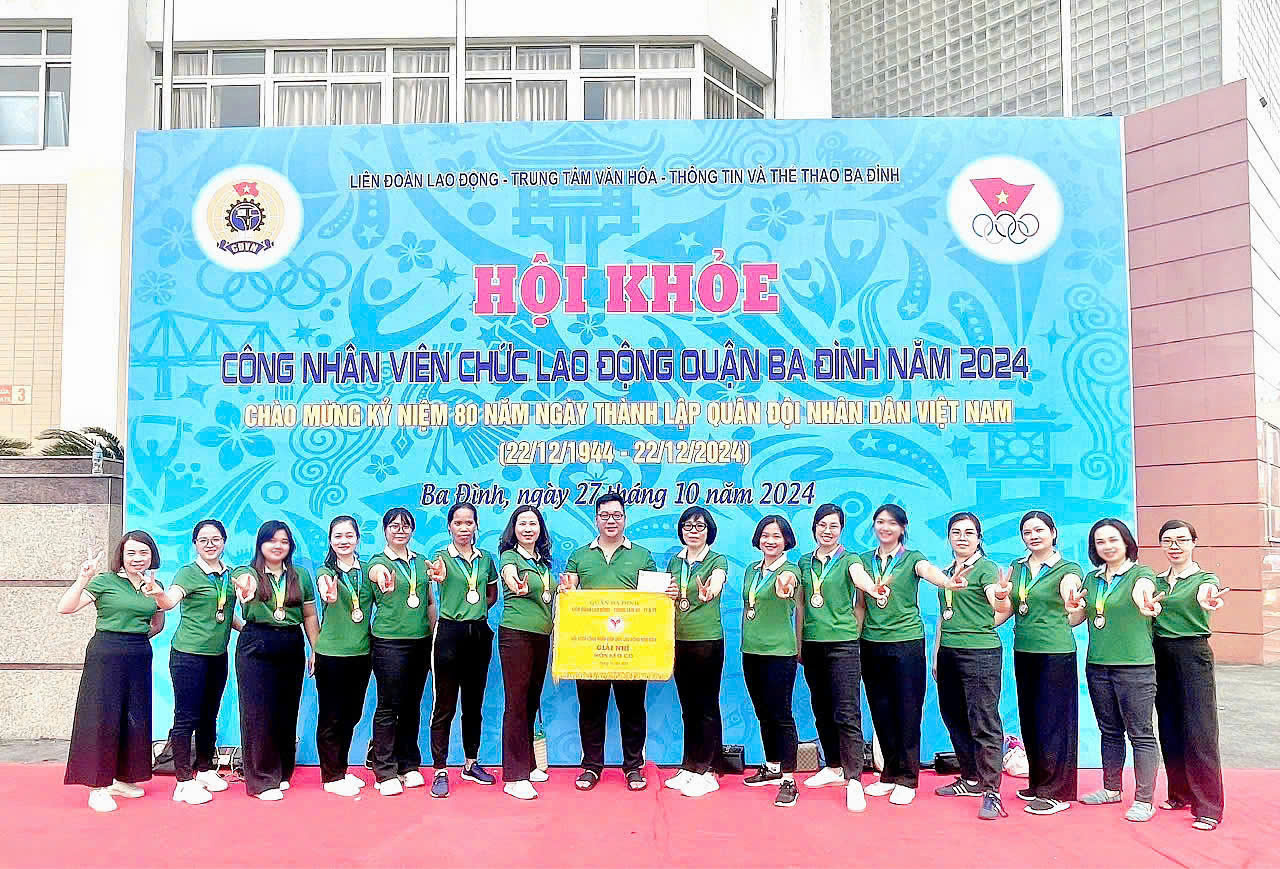 Giáo viên Trường THCS Hoàng Hoa Thám xuất sắc giành giải Nhì kéo co nữ trong Hội khỏe công nhân viên chức lao động Quận Ba Đình năm 2024