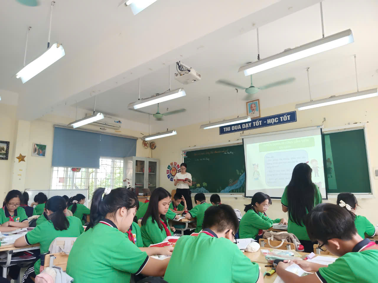 Học sinh lớp 6A2 trường THCS Hoàng Hoa Thám tích cực, sôi nổi trong giờ học Ngữ văn.