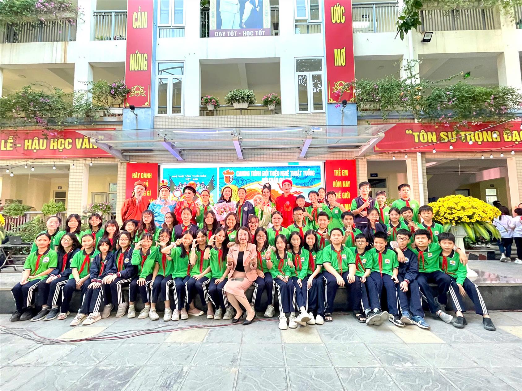 Học sinh lớp 6A1 trải nghiệm với nghệ thuật tuồng trên sân khấu trường THCS Hoàng Hoa Thám
