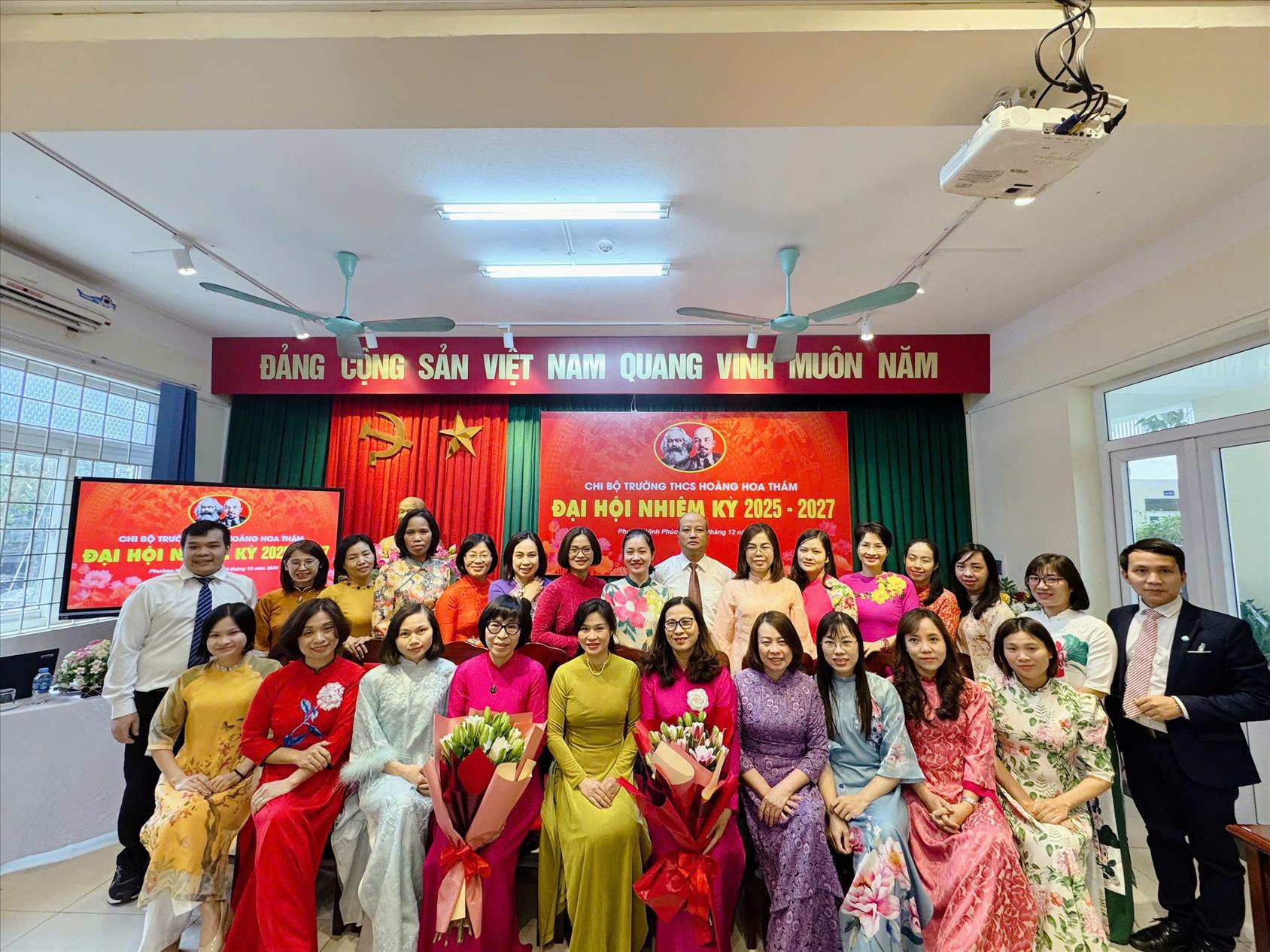 Trường THCS Hoàng Hoa Thám tổ chức thành công Đại hội Chi bộ nhiệm kỳ 2025-2027
