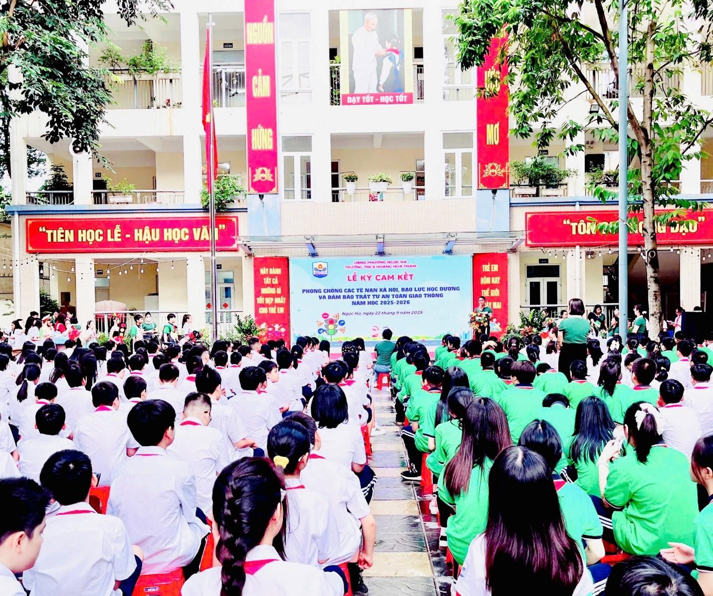 Trường THCS Hoàng Hoa Thám tổ chức lễ kí cam kết phòng chống tệ nạn xã hội, bạo lực học đường và đảm bảo trật tự an toàn giao thông năm học 2025-2026
